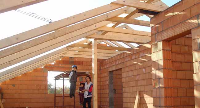 Bau eines Satteldachs eines Wohnhauses